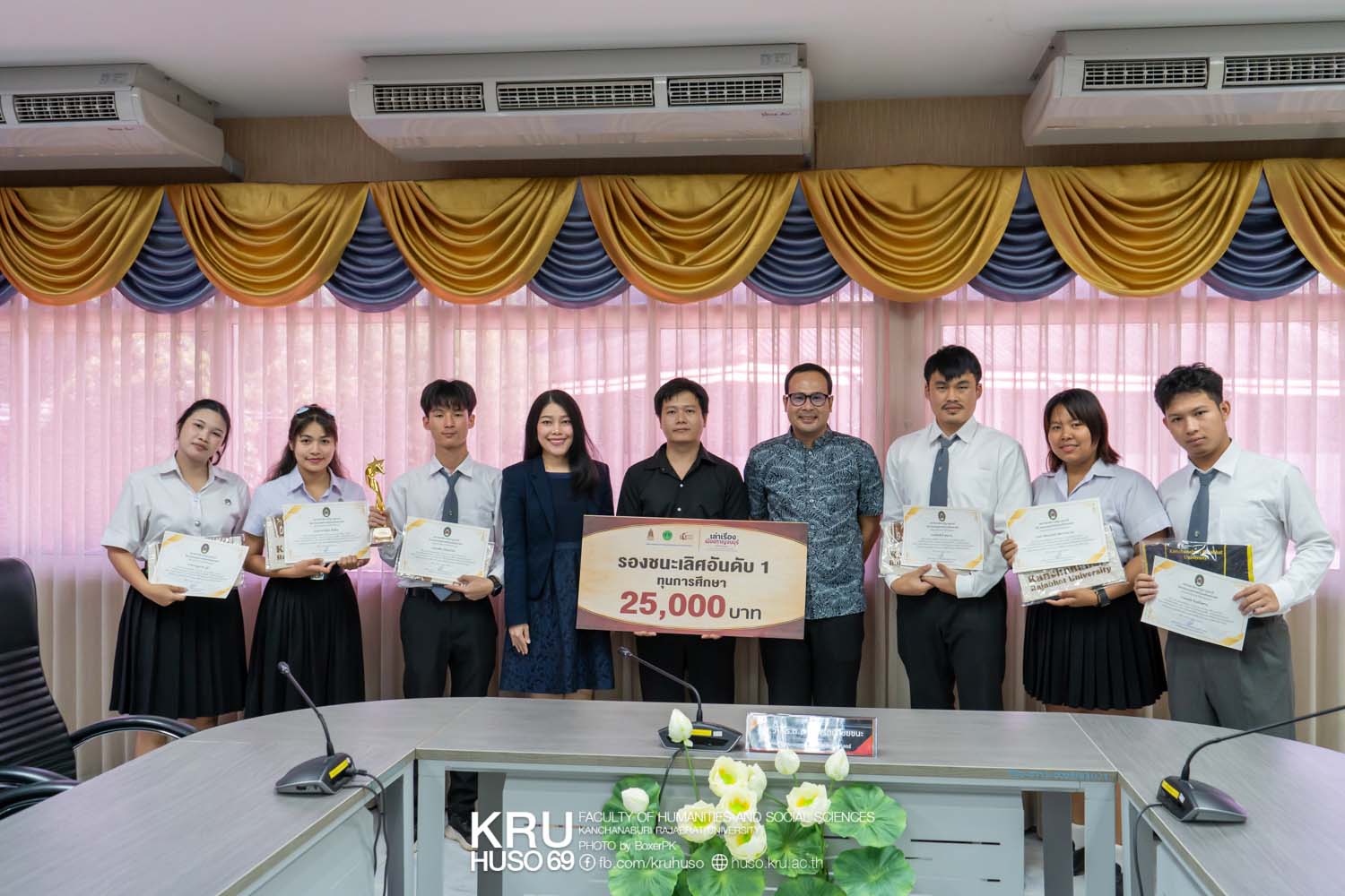 แสดงความยินดีกับนักศึกษาที่ได้รับรางวัลการประกวดภาพยนตร์สั้น